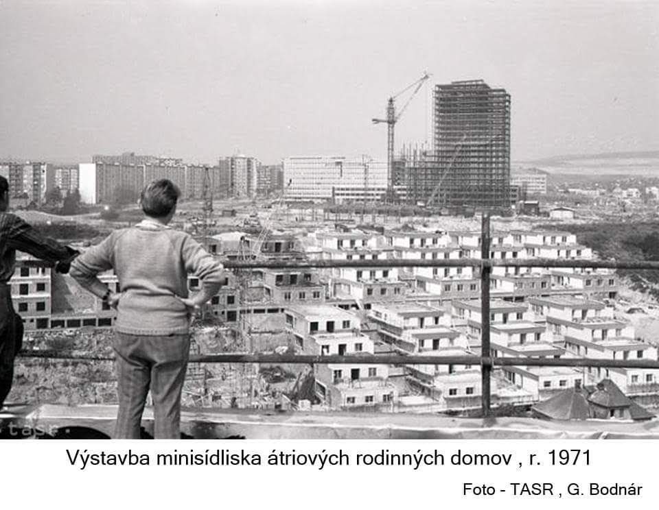 Výstavba átriových domov